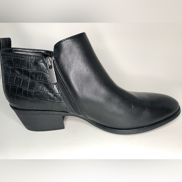 Eva & Zoe Faux Leather Zip Closure Almond Toe Ankle Bootie Size 9 - Picture 6 of 12